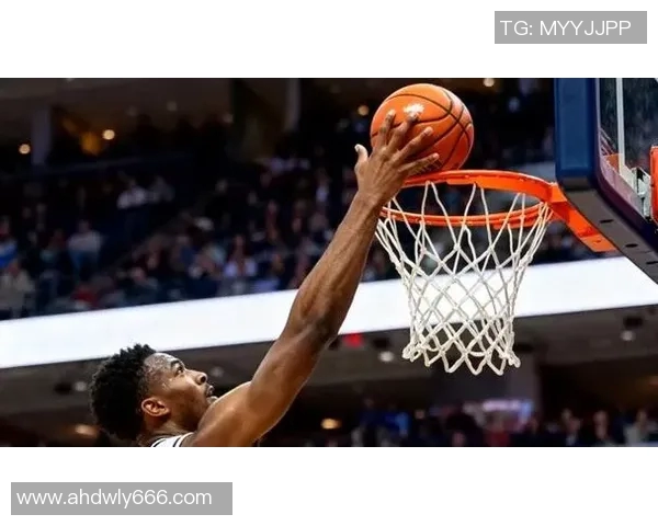 足球明星跨界挑战篮球场展现全能运动员风采与激情对决