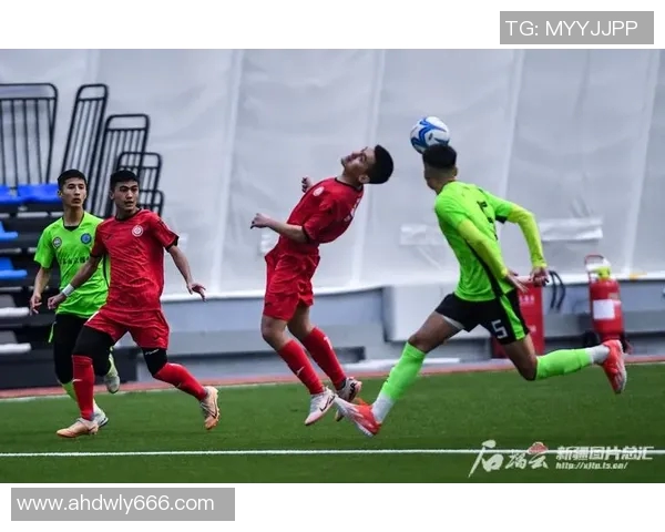 足球明星在绿茵场上带球瞬间的精彩瞬间与激情四溢的表现